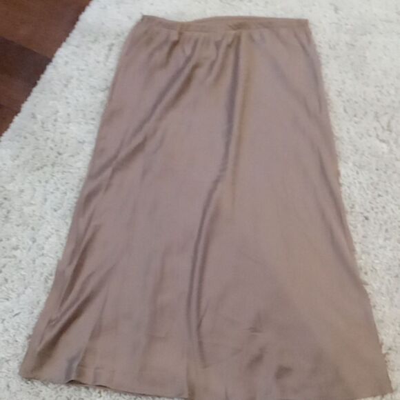 Status By Chenault tan satiny pleated pull on midi skirt 100% poly. Size L NWT - Picture 4 of 5